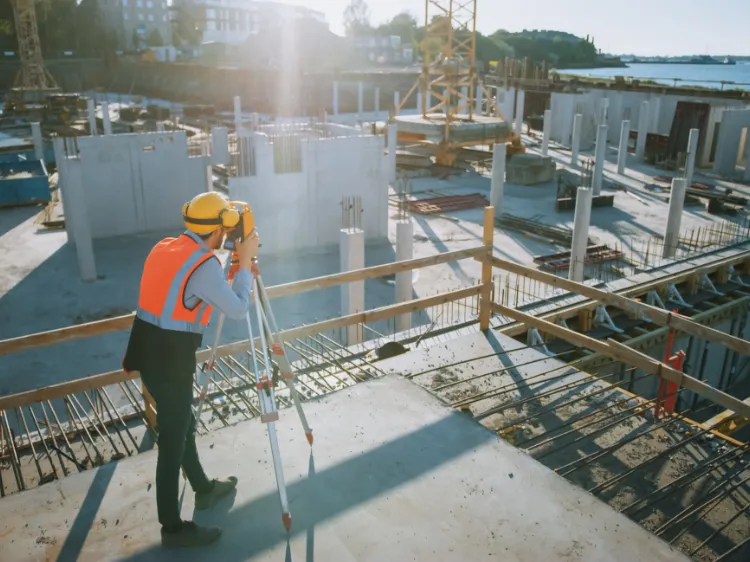 Pracownik przy mierniku